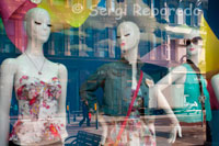 Reflections in a window of one of the shops in the center of Belfast. With award-winning designers, an array of shops to rival any European city and world class events such as FASHIONWEEK, Fall for Fashion or the Merchant Hotel’s decadent Fashion Teas, Belfast is a shopper’s paradise. Our compact city means that most shopping areas are within walking distance and for serious shoppers or those on a prescription of retail therapy, that means a lot! So whether it’s high street or budget shopping, designer or couture, the city offers a wealth of choice for every taste and pocket.  Leading in the style stakes is Donegall Place with a score of high street stores including Karen Millen and Zara and further down Royal Avenue CastleCourt hosts Warehouse, Gap, and Debenhams to name a few. Victoria Square, Belfast’s newest and most exciting shopping haven, brought a flurry of firsts to Belfast, including Apple, House of Fraser, CRUISE and Build-a-Bear and continues to surprise with previously unavailable brands and stores..  