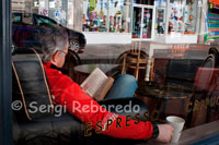 Reflexiones en una ventana de uno de los cafés en el centro de Belfast -. Comer fuera es uno de los grandes placeres de la vida. También es uno de los placeres del viaje. No hay nada como una nueva ciudad, nuevos restaurantes y las nuevas experiencias culinarias. Para una ciudad del tamaño de Belfast la elección de lugares para comer es de extrañar. Ofrecemos todo, desde restaurantes, cervecerías y tabernas de gastro-pubs, cafés, cafeterías y algunos de los mejores pescados y patatas fritas alrededor.