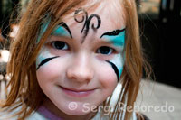 Un niño con la cara pintada en el Mercado de San Jorge. Además de estas delicias locales, también hay una fusión de tentador continental y comidas especiales de todo el mundo. Se incluyen delicias como el jabalí, embutidos, carne de venado, tapas españolas, alimentos, alimentos del Caribe mexicano y eslava, cafés continentales y tés, aceites de oliva italianos con los tradicionales crepes franceses y extraordinarias pastas francesas, por mencionar sólo algunos. A esto se añade gran cantidad de alimentos tentadores del mercado de los sábados también abarca puestos de flores asegurarse de que este mercado de los sábados es un caleidoscopio de colores. St. Georges Food City y Garden Market es más que una experiencia de compra. Los clientes pueden probar los productos, relajarse con un café y un periódico en un contexto de jazz en vivo o música flamenca. Este mercado es un verdadero placer el sábado y una excelente salida para toda la familia. En una encuesta publicada por la sección de viajes del periódico The Guardian en enero de 2010, el Mercado de San Jorge fue sexta en el 'top ten' del Reino Unido. ** Un autobús de transporte de libre mercado funciona cada 20 minutos entre el centro de la ciudad (Botas fuera de la farmacia, Donegall Lugar o HMV, la Plaza del Castillo) y el mercado. El autobús sale 8.00am viernes y cada 20 minutos a partir de entonces. El autobús sale 9.00 en sábados y cada 20 minutos a partir de entonces. Atención al Cliente de aparcamiento en parking Hilton frente al mercado. Para obtener más información sobre el comercio en el mercado de San Jorge o la contratación de Market St Georges visite http://www.belfastcity.gov.uk/stgeorgesmarket/index.asp