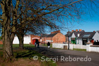 Ulster Folk & museo del transporte. Ballycultra edificios de la ciudad. Picture House. En los largos días antes de fotocopiadoras e impresoras digitales, muchas ciudades del Ulster tenía una impresora por encargo. Su trabajo consistía en atender a las necesidades de impresión de las instituciones locales, empresas, políticos, miembros del clero y el gobierno local. Se imprime de todo, desde billheads, los sumarios y las etiquetas para las empresas a folletos y carteles para las iglesias y las organizaciones sociales. En las grandes ciudades, donde el volumen de material impreso fue mayor, las impresoras de ejecución de obra siempre impresos anuncios de información para la policía, y en algunos pueblos un periódico semanal prevista trabajo regular para la impresora. A finales del siglo 19, las impresoras fueron también el suministro de cantidades considerables de material publicitario para los ferrocarriles, como los anuncios de excursiones especiales y horarios (se acercan al hacer clic en las imágenes). En una época antes de la radio y la televisión, los periódicos proporcionan la única fuente de noticias y la información puesta al día. Así que parte de la planta superior de la imprenta del museo se presenta como una sala de lectura de periódicos, una vez que una característica común de las ciudades del Ulster a fines del 19 y principios de siglo 20. Mediante el pago de una suscripción anual, la gente tenía acceso a la principal de Londres, Dublín, Belfast y los periódicos locales.