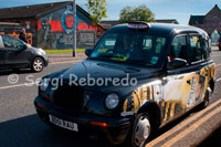 Belfast Black Taxi Tours. Usted ha llegado al mundo Tours famosos taxis negros de Belfast. Siendo las visitas oficiales de taxi negro le da la confianza de que su visita a nuestra ciudad va a ser divertido, amable, educativo, relación calidad-precio e impredecible! Nuestros guías locales adaptará su gira, que le da la opción de dónde le gustaría a la mayoría de visitar y por supuesto va a proporcionar comentarios con historias locales y el ingenio. Comience su recorrido en el centro de la ciudad, y luego moverse a través de los Astilleros y ver dónde el HMS Titanic fue construido y puesto en marcha a partir. Ver los distritos políticos que han soportado el peso de los conflictos en los últimos treinta años antes de ver el barrio universitario y elegante barrio de los Museos. Termina su viaje con un gran plato de estofado irlandés y la pinta de Guinness en todas partes para lavar todo abajo. También estamos encantados de organizar excursiones a la costa norte de Antrim se puede explorar la Calzada de los Gigantes, Castillo de Dunluce, el Puente de cuerda de Carrick-a-Rede y la destilería de Bushmills. Contacte con nosotros para más detalles.