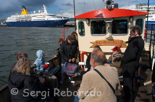 Paseos en barco Titanic. El Mundial de Ruta por la ciudad sólo Titanic Es increíble la cantidad de visitantes extranjeros no se dan cuenta de que el Titanic fue construido en Belfast! Debido a que ella llevaba el nombre del puerto de Liverpool en la popa, la gente asume que este era el lugar donde fue construido. De hecho, el Liverpool fue simplemente el puerto de origen de la flota de White Star Line del Titanic, que fue el buque insignia de final. Titanic fue concebido, diseñado, construido y botado en Belfast y ... ya que decir con orgullo a nivel local "Ella estaba bien cuando salió de aquí ®!" Programadas, visitas guiadas Titanic tener en los astilleros de Harland & Wolff histórico y los sitios famosos del Titanic en Belfast Harbour. Aunque muchas de las orillas del río Harland y Wolff naves fueron demolidas a principios de 2002 y los sitios o lugares de interés se han ido ahora, su demolición en realidad ha proporcionado una visión mucho mejor de las gradas del Titanic que antes estaban ocultas por estas mismas naves. El área del puerto en sí siempre ha sido un lugar romántico y misterioso, lleno de lugares de interés, los sonidos y la historia, un lugar interesante que huele a aventura y lugares lejanos! Como un puerto ocupado trabajando, la mayor parte ha sido inaccesible para el público durante muchos años a menos que se emplean en las industrias de transporte marítimo o la construcción naval, o era un pasajero a bordo de un ferry de entrada o de salida o el revestimiento. Este tour es una oportunidad única de experimentar todos los viajes emocionantes insta a que parece que agarrar sus sentidos en un lugar! 