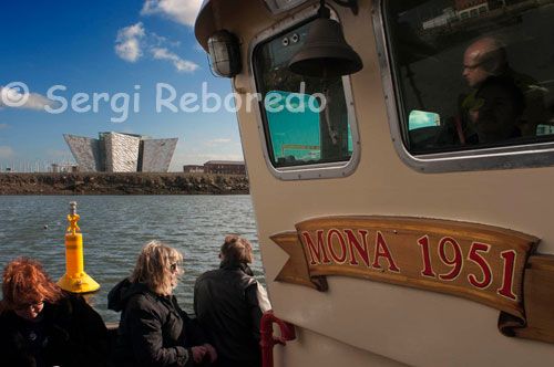 Titanic excursiones en barco. Programadas, visitas guiadas Titanic tener en los astilleros de Harland & Wolff histórico y los sitios famosos del Titanic en Belfast Harbour. Aunque muchas de las orillas del río Harland y Wolff naves fueron demolidas a principios de 2002 y los sitios o lugares de interés se han ido ahora, su demolición en realidad ha proporcionado una visión mucho mejor de las gradas del Titanic que antes estaban ocultas por estas mismas naves. El área del puerto en sí siempre ha sido un lugar romántico y misterioso, lleno de lugares de interés, los sonidos y la historia, un lugar interesante que huele a aventura y lugares lejanos! Como un puerto ocupado trabajando, la mayor parte ha sido inaccesible para el público durante muchos años a menos que se emplean en las industrias de transporte marítimo o la construcción naval, o era un pasajero a bordo de un ferry de entrada o de salida o el revestimiento. Este tour es una oportunidad única de experimentar todos los viajes emocionantes insta a que parece que agarrar sus sentidos en un lugar!