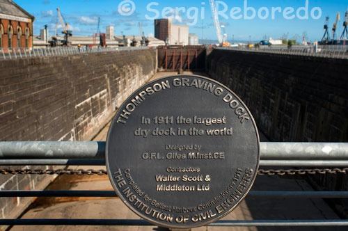 Thompson carena Dock. El RMS Titanic, tothom ha sentit parlar d'ell. El vaixell que la White Star Line, va dir que no podia enfonsar-se, però que va xocar contra un iceberg en el seu viatge inaugural i es va enfonsar amb la pèrdua de més de 1500 vides. El casc del Titanic va ser construït al costat del seu vaixell bessó, l'Olympic, al pati de 401 el nombre de les drassanes Harland & Wolff a Belfast, i l'enorme pòrtic Arrol suport a les dues naus a mesura que creixien cap amunt des dels seus quilles. La quilla del Titanic va ser establert el 31 de març de 1909 i poc més de dos anys després del seu llançament - el 31 de maig de 1911, que va lliscar per nombre de Varadero 3 a surar per primera vegada. Malgrat la magnitud del pont que suportava la nau durant la construcció del casc, encara quedava molta feina per fer per completar el vaixell i fer que tant en condicions de navegar i adequat per al transport de passatgers - la major part de la superestructura, com ara els embuts, els seus motors i màquines i per descomptat el mobiliari de luxe i accessoris de tots els necessaris per al muntatge. Una hora després del seu llançament, el Titanic va ser remolcat al moll d'aigües profundes muntatge on gran part d'aquest treball va ser fer, però alguns dels treballs requereix d'un dic sec - el dic sec Thompson havia estat construït per aquest propòsit. Després que el procés de condicionament es va completar el Titanic va salpar per primera vegada sota el seu propi poder, el 2 d'abril de 1912. Dotze dies més tard va xocar contra un iceberg.