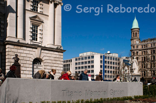 Titanic Memorial Garden. Un jardí commemoratiu ha estat presentat a Belfast per commemorar a aquells que van morir quan el Titanic es va enfonsar fa 100 anys. Corones de flors van ser col · locats per l'alcalde Niall O Donnghaile; per Jack Martin, nebot nét de John Simpson i una corona de flors tercer per David McVeigh en nom de les drassanes Harland and Wolff. El jardí, situat en els terrenys de l'Ajuntament de Belfast, compta amb l'únic monument al món a la llista dels noms de tots aquells que van morir.