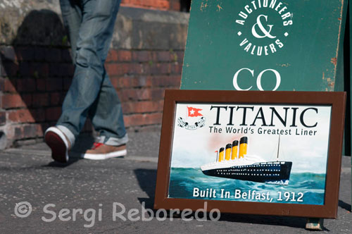 Titanic de Belfast s'estén per nou galeries, amb múltiples dimensions de l'exposició, que reuneix els efectes especials, sortides foscos, reconstruccions a escala real i innovadors elements interactius per explorar la història del Titanic, en una manera fresca i perspicaç, des de la concepció a Belfast a principis dels 1900, a través de la seva construcció i posada en marxa, al seu viatge inaugural i la mort infame catàstrofe. El viatge va més enllà de les conseqüències de l'enfonsament, al descobriment de les restes del naufragi i continua fins al dia d'avui amb un centre d'exploració submarina en viu.