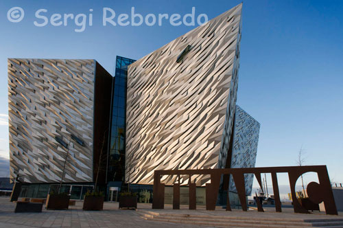 Una placa de acero gigante de nombre de marca la entrada a la experiencia de Titanic de Belfast el 27 de marzo de 2012 en Belfast, Irlanda del Norte. La experiencia de Titanic de Belfast es una nueva apertura de £ 90 millones atracción de visitantes el 31 de marzo de 2012. Hace cien años el viaje inaugural del Titanic desafortunado de pasajeros se hundió después de chocar con un iceberg en el Atlántico en la noche del 14 de abril de 1911 con la pérdida de vidas 1517.