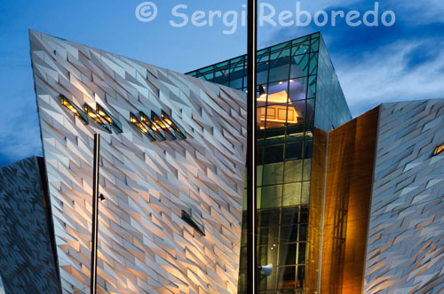 Sus creadores describen Titanic de Belfast ® como una "visita obligada" visita en cualquier viaje de Belfast e Irlanda del Norte. Ya, los operadores turísticos están programando en 2012 a sus horarios. En noviembre de 2011 National Geographic identificó Titanic de Belfast como el principal atractivo para los visitantes a mirar hacia adelante en el año 2012, después de nombrar a Belfast entre los principales destinos turísticos del mundo, 20 para el año, y lo describió como "una ciudad capital de la ambición Titanic que se está redefiniendo en los ojos del mundo ". No es casualidad que el tiempo que se tardará en construir es un espejo de la construcción del RMS Titanic. Tampoco es coincidencia que la forma de arquitecto, ultra-moderno Eric Kuhne del edificio se asemeja a los cascos de los cuatro barcos. La altura y la posición del edificio son también un guiño a la grada número 2, donde Titanic fue construido y la presencia imponente que ejercía sobre la isla de la Reina.