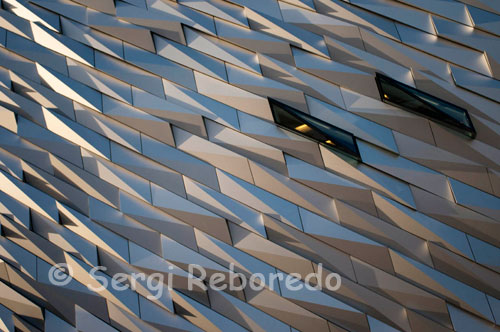 L'edifici està revestit de fragments de metall i quan la llum juga amb ells sembla que el moviment de l'aigua. Des de dalt, l'edifici s'assembla a un estel blanc, el símbol dels operadors del Titanic. Quan acabi, l'atracció de visitants estaran envoltats de domini públic, inclosos els miralls d'aigua i un sender que porta el visitant a un viatge pel passat industrial de Belfast. Belfast ha estat lent per explicar la història del Titanic des del seu punt de vista. S'ha trigat gairebé cent anys per la destinació de la "gairebé indestructible" vaixell a reconciliar-se en les ments de la ciutat que li va construir. Ella va ser enviada amb orgull i no obstant això, menys de dues setmanes després de sortir de casa, ella era al fons de l'Oceà Atlàntic. Mentre que altres ciutats de tot el món, algunes amb fortes connexions Titanic i altres amb cap connexió en absolut, han construït llocs d'interès, Belfast s'ha quedat enrere, gairebé sense saber què fer amb la història. El 2011 i 2012, la ciutat està en una etapa on es pot celebrar l'assoliment de l'enginyeria que representa Titanic, així com a explicar algunes de les històries desconegudes dels homes que la van construir i es va embarcar en ella.
