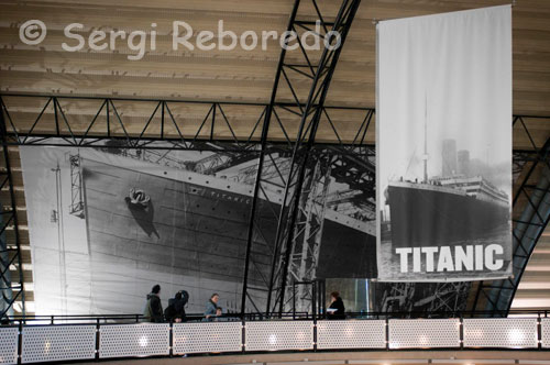 Ulster Folk & museo del transporte. En la exhibición en las galerías de transporte en el Ulster Folk y el Museo del Transporte, de Holywood, Co Down. Descubre más de 500 objetos originales, incluyendo RMS Titanic objetos recuperados de la helada del Atlántico. Vea uno de los planos originales de la nave con los cambios de última hora de diseño, así como un ojo de buey y una sopera de los fondos marinos. También puede ver los trenes y tranvías trabajadores de los astilleros que han viajado a los astilleros de Harland and Wolff y el coche más exclusivo de Minerva - popular entre los pasajeros de primera clase de la época.