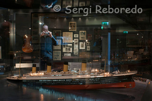 Ulster Folk & museo del transporte. Una experiencia de la historia de la vida en el Museo Folklórico al aire libre, Holywood, Co Down. Exposiciones del Titanic. Camina por las calles históricas y cumplir con la gente que construyó la nave y vivió en su tiempo. Chat para la remachadora astillero en su casa, visite Tienda de Baird de impresión para obtener su propio boleto de lanzamiento de Titanic, o se visten con trajes de la época para una foto de familia con una diferencia. Una bolsa extra grande de dulces serán necesarios en la tienda de la esquina de estilo antiguo, antes de dirigirse a la Casa de imagen para disfrutar de películas relacionadas con el Titanic.