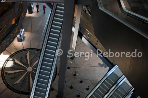 La atracción más grande del mundo para visitantes Titanic El área total de piso de la exposición principal y las suites es de 11.000 metros cuadrados (118.403 pies cuadrados), que excluye el aparcamiento subterráneo de 500 plazas. Todo el edificio es de 14.000 metros cuadrados (150.700 pies cuadrados). La fachada exterior está revestido de varios miles de placas de aluminio en tres dimensiones, creando un aspecto visual impresionante, que es reforzada por las piscinas reflectantes de agua que rodean la base de la estructura. Las fachadas se asoman en ángulos de hasta 25 grados, con geometrías complicadas que dependen en gran medida en el análisis asistido por ordenador avanzado. La fachada ha sido diseñada para tener una apariencia cristalina o fragmento como el que ha sido creado a partir de tres mil paneles de diferente forma cada uno de plegado de las hojas de aluminio anodizado plata en complicadas geometrías asimétricas. De los tres mil paneles de dos mil son únicas en su forma, mientras que ninguno de los 'típicos' paneles de repetir más de veinte veces - la creación de un efecto sorprendente al azar, que siempre se las arregla para captar la luz, un poco como un diamante tallado. Desde el atrio central, una serie de escaleras mecánicas de vidrio, cada uno en más de 20 metros de longitud, se extienden a través de un vacío central irregular. A la altura del primer piso un amplio puente da acceso al inicio de la historia del Titanic. La proximidad del Titanic y Varaderos Olímpicos, Harland y Wolff oficinas de dibujo y Dock Hamilton carena, donde el SS Nomadic está ahora atracado, han sido factores centrales en el diseño, planificación y construcción del proyecto. Estos elementos patrimoniales son más que monumentos y edificios programados sólo cotizan en bolsa - que representan una piedra angular de la memoria de la gente de Belfast y la identidad.