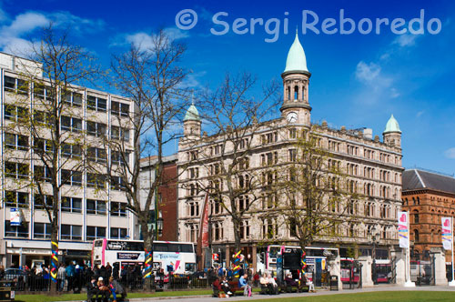 Botiga de Robinson i Cleaver de la Plaça Donegall. Robinson i Cleaver s'enorgullia de ser la botiga més famosa del món per al irlandès roba de llit. El 1921, també s'anuncia: Estem fent un xou especial dels nostres models de la nova temporada de les últimes formes en abrics de pell, embolcalls, estoles i collarets en Skunk, Skunk zarigüeya, el castor, conill i castor Moleskine Reial. Llaços d'Animals en Blanc, Negre, Gris, i les guineus blaves, també a Mongòlia guineu i el llop blau. Només la qualitat més fiable de les pells s'emmagatzemen. El 1962, Robinson i Cleaver participar a la Cambra de Comerç de Belfast la setmana de "Buy Ulster, corrent una exposició dels béns de l'Ulster. Malgrat una àmplia renovació el 1963, Robinson i Cleaver va tancar les seves portes el 1984 i la seva famosa escala va ser subhastat. Dos anys després, a Següent i Principis va obrir les seves primeres botigues a Irlanda del Nord en la fulla de la Cambra. la resta de l'edifici va ser alliberat d'espai d'oficines. l'exterior va ser netejat i restaurat, i és un notable i molt estimat Belfast fita.