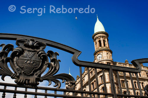 Tienda de Robinson y Cleaver se abrió en la Plaza del Castillo en 1874, antes de trasladarse a la calle principal unos años más tarde. Después de otros siete años, Robinson y Cleaver había establecido el comercio más grande de correos en la ciudad. Joven y MacKenzie construyeron su nueva tienda en la esquina de Donegall Place y Donegall Square, por lo que "el uso dramático de su sitio en la esquina más ventajosa». Originalmente un almacén de ropa, el edificio tenía seis pisos, una torre de reloj, las cúpulas de cobre, conopiales y una bandada de querubines tallados Donatello por Harry Helms de Exeter. También se publican los 50 cabezas de piedra de los clientes supuestamente de la empresa, incluyendo la reina Victoria, el Emperador y la Emperatriz de Alemania, Dufferin Señora, y Washington general, además de referencias simbólicas a mercados distantes. El edificio de estilo victoriano fue terminado en 1888. La tienda de clase alta era muy exigente en la selección de su personal. El personal sabía de su clientela, e hizo hincapié en el servicio personal, con los clientes regularmente notificados de nuevos elementos. Conocida como "la vieja", la tienda se destaca por sus atractivos escaparates y decoraciones estacionales en circulación. También contenía una magnífica escalera de mármol.