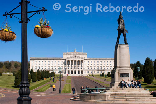 Estatua de Edward Carson delante de los edificios del Parlamento, en Belfast, Irlanda del Norte. Los edificios del Parlamento, conocido como Stormont, debido a su ubicación en la zona de Stormont en Belfast es la sede de la Asamblea de Irlanda del Norte y el Ejecutivo de Irlanda del Norte. Se anteriormente albergaba el antiguo Parlamento de Irlanda del Norte. El edificio fue utilizado para el Parlamento de Irlanda del Norte hasta que fue prorrogado en 1972. La Cámara de Senadores fue utilizado por la Royal Air Force como una sala de operaciones durante la Segunda Guerra Mundial. El edificio fue utilizado para la corta vida de Sunningdale para compartir el poder ejecutivo en 1974. Entre 1973 y 1998 sirvió como la sede del servicio civil de Irlanda del Norte. Entre 1982 y 1986 sirvió como la sede de la asamblea de laminación-la devolución. Ahora es la sede de la Asamblea de Irlanda del Norte. En la década de 1990, el Sinn Féin sugirió que un nuevo edificio del parlamento de Irlanda del Norte deberían ser montados, diciendo que el edificio de Stormont era demasiado controvertido y muy relacionado con el artículo sindicalista para ser utilizado por una asamblea de poder compartido. Sin embargo, nadie más apoya la demanda y la nueva asamblea y el ejecutivo se ha instalado allí su hogar permanente. El 3 de diciembre de 2005, el Gran Palacio se utilizó para el funeral del ex Irlanda del Norte y el futbolista del Manchester United George Best. El edificio fue seleccionado para asistir al funeral, ya que es en el único motivo en Belfast adecuados para dar cabida al gran número de los miembros del público que quiso asistir al funeral. Aproximadamente 25.000 personas se congregaron en el recinto, con miles más que recubre la ruta de cortejo. Era la primera vez desde la Segunda Guerra Mundial que el edificio ha sido utilizado para un propósito no gubernamental o no política. En la primavera de 2006, sin embargo, el edificio fue reabierto para las negociaciones políticas entre los años MLA de los diversos partidos políticos de Irlanda del Norte.