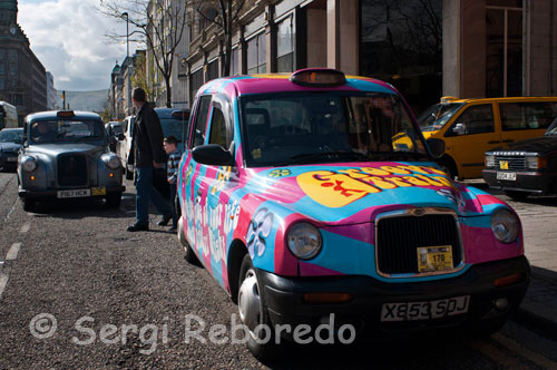 Aquest tour taxi li recollirà al seu hotel i el portarà en un viatge al voltant dels edificis més famosos de la ciutat, i al voltant dels punts calents que han fet de Belfast una de les ciutats més populars d'Europa. Veure els murals que reflecteixen les divisions sectàries de Belfast, i la línia de la pau: la versió pròpia de Belfast del Mur de Berlín. Aquestes imatges no solen figurar en els fullets turístics, però encara mantenen una macabra fascinació per als visitants. Els Black Taxi Tours també visita a les capelles, els tribunals presó Crumlin Road i la drassana on es va construir el Titanic.