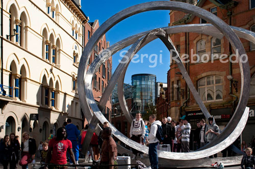 El espíritu de Belfast es una escultura de arte público por Dan George en Belfast, Irlanda del Norte. La escultura se dio a conocer el 25 de septiembre de 2009 después de una serie de retrasos y está situado en la Plaza Arturo, cerca del punto principal de acceso a la plaza Victoria. La escultura está construida de acero y un costo de £ 200.000. Al igual que con otras obras de arte públicas en Irlanda del Norte la escultura se ha dado un apodo, el "Onion Rings". La iluminación de color está diseñado para reflejar la textura y la luminosidad de la ropa, mientras que el metal refleja la fuerza y la belleza de la construcción naval, dos aspectos importantes de la historia de Belfast. Espíritu de Belfast es parte de un £ 16m Belfast: Calles proyecto de mejora de calles por delante que tiene como objetivo mejorar el centro de la ciudad [6] Espíritu de Belfast completa la renovación de Arturo Cuadrado.. La escultura fue programado para estar en su lugar en junio de 2008. Sin embargo, después de varios retrasos, no se puso en marcha hasta septiembre de 2009.