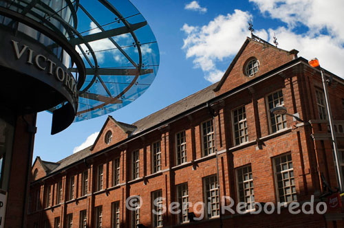 Plaça de la Victòria Centre Comercial. Nombre de Belfast una destinació de compres, ancorat per House of Fraser de botigues per departament. Fantàstiques botigues es divideixen en quatre nivells (inclosos els 2 nivells d'operadors del sector alimentari) amb els carrers cobertes, carrer de vianants i rematat per una cúpula emblemàtic, amb vistes panoràmiques de la ciutat, el riu Lagan, i fins i tot més enllà dels Mournes . També es troba al centre de Belfast és Odeon.