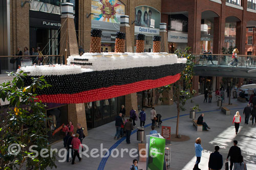 Plaza de la Victoria Centro Comercial. La ciudad de Belfast experiencia de centro comercial ha recibido una inyección importante de glamour con la apertura de este centro comercial nuevo y brillante. El emblemático edificio se extiende una franja sustancial de Chichester Street, tiene varios puntos de acceso para peatones y cuenta con una Casa de la tienda de la firma Fraser y la cúpula de vidrio grande con la visualización de la galería. Más de 90 tiendas más, entre ellos Apple, Urban Outfitters, Top Shop y Build-A-Bear-un cine de 8 salas Odeón, restaurantes, cafés, bares, salones de belleza y estacionamiento subterráneo completar su cartera de vaciado de expedición.