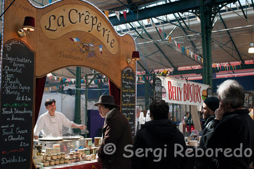 Mercado de San Jorge es una de las atracciones más antiguas de Belfast. Fue construido entre 1890 y 1896 y es uno de los mejores mercados en el Reino Unido e Irlanda. Se ha votado a favor de numerosos títulos locales y nacionales y premios por sus productos frescos, locales y gran ambiente. Tiene un programa semanal de mercado de los viernes de Variedades, así como la Food City y Mercado Artesanal de los sábados. También es sede de una serie de eventos durante todo el año.