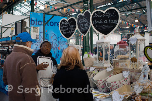 Mercado de San Jorge es una de las atracciones más antiguas de Belfast. Mercado de San Jorge es el último superviviente de mercado victoriana cubiertos en Belfast, Irlanda del Norte. Está situado en la calle de mayo, cerca del río Lagan y el Waterfront Hall. Belfast Corporation (ahora el Ayuntamiento de Belfast) encargó la construcción del Mercado de San Jorge, que fue construido en tres fases entre 1890 y 1896. Antes de 1890 el mercado de San Jorge era un mercado abierto y muy probablemente contenía un matadero y un mercado de carne. El original (pre 1890) del mercado era más pequeño que la nueva estructura. El inspector de la ciudad (responsable del nuevo puente de Albert después de su colapso en la década de 1880) JC Bretland diseñó el edificio. Fue construido en ladrillo rojo con salsa de piedra arenisca. Externamente presenta arcos de medio punto de estilo con inscripciones latinas y los irlandeses - "¿qué vamos a dar a cambio de tanto" lema en latín de la Ciudad "Quid pro tanto Retribuamus", es decir, y la frase irlandesa "Lamh Dearg na hÉireann", "Mano Roja de Irlanda". El arco de la entrada principal muestra el escudo de armas de Belfast. Este nuevo mercado cubierto se abrió al público el 20 de junio de 1890.