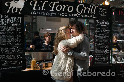 Una pareja besándose en frente de "El Toro Grill" restaurante en el Mercado de San Jorge. El área de Mercados de Belfast solía tener muchos mercados diferentes, incluyendo un mercado de cerdos y un mercado de la papa. St Georges todavía tiene su tradicional pescado, frutas y verduras del mercado todos los viernes (junto con un surtido de artículos del hogar) y todos los sábados hay un mercado de granjeros. En el mercado de agricultores se pueden comprar productos agrícolas cultivados localmente, incluyendo avestruz y ciervo, y las mercancías caseras. También hay plantas para la venta. En el período previo a la Navidad, hay varias ferias de artesanía. Cada año, estas ferias cada vez mejor y son una excelente salida para la compra de productos hechos locales e irlandeses para los regalos o golosinas especiales para usted. Hay personas que se manifestaban sus artesanías tales como ferreterías y de la madera. También hay prendas de punto y artículos cosidos a mano. La entrada es libre y en ocasiones GBP2 veces, que incluye una taza de té. Hay incluso una tabla de chiquillos para los jóvenes puede ser ocupado. Siempre me ha impresionado con la calidad de las artesanías que se ofrecen.