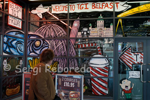 TGI viernes en Belfast, uno de los restaurantes en Centro comercial Victoria Square. Candy-rayas decoración adornada con una colección llamativa de la cultura pop y saluda a recuerdos deportivos comensales en este restaurante de gran tamaño la plaza Victoria. Fabulosos bistecs, hamburguesas, fajitas flabbergasting generosas y ensaladas sensacionales toda la gracia de su menú de mamut ... y las porciones del tamaño de Estados Unidos son lo suficientemente grandes como para satisfacer a la mayor apetito. Hablando de eso - la cornucopia de cócteles con 500 (sí, 500) embriagantes brebajes realmente debería empezar la fiesta. Fabuloso para un regalo familiar y perfecto para una noche de amigos en la ciudad. Trovit, el de una posición prominente en la esquina de nivel 2.