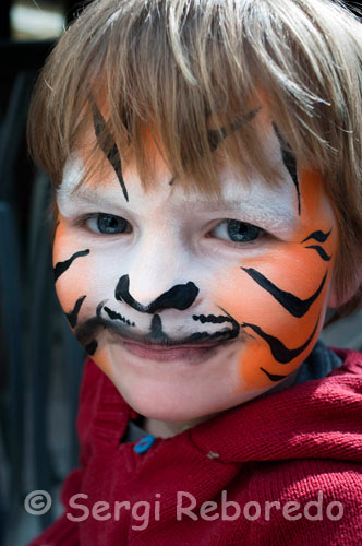 A child with painted face in St George’s Market. There has been a Friday market on the St. George’s site since 1604. The present St. George’s Market, built 1890-1896, is one of Belfast’s oldest attractions. As well as being home to some of the finest fresh produce, with customers travelling near and far to sample the delights of Friday and Saturday markets, it has become one of the City's most popular places to visit. Since its £4.5m refurbishment in 1997, this charming Victorian building offers one of the most vibrant and colourful destinations that Belfast has to offer. St. George’s Market has just been voted one of the top 5 UK markets in 2006 by the National Association of British Market Authorities.   The Friday Variety Market opens at 6.00am until 1.00pm. This is a hugely vibrant retail experience of 248 market stalls selling diverse wares from Atlantic Shark to zips, antiques to fresh fruit. The fish section alone contains 23 fish stalls and holds the reputation for being the leading retail fish market in Ireland. It is this eclectic mix that attracts thousands of people along each week to probably the best market in Northern Ireland. It’s easy to get caught up in the excitement as you barter with the friendly local stall holders for a bargain.  The City Food & Garden Market takes place in St George’s every Saturday from 9.00am to 3.00pm. Enjoy the best food tastes and smells brought by local producers, including beef from Armagh, award winning Irish Farmhouse Cheeses, free range eggs from Limavady, venison, pheasant in season and local organic vegetables from Culdrum Farm and Millbrook Farm. 