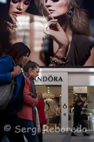 Pandora, una de les botigues a Victoria Centre Comercial. Joiers de Pandora. Plaça de la Victòria d'entrada, 11 William Street South, Centre de la ciutat de Belfast, BT1 4AR. Pandora accions d'una àmplia gamma d'articles de joieria, dels pendents per collarets, i amb una selecció dels encants i "estimar les beines dels que es poden personalitzar. Característiques: Polseres i braçalets, arracades, collarets i penjolls, anells . Transport més proper: Port Stranraer