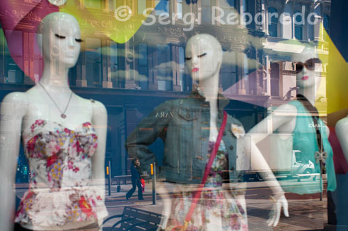 Reflexiones en una ventana de una de las tiendas en el centro de Belfast. Con diseñadores premiados, una gran variedad de tiendas para competir con los eventos europeos de la ciudad y de clase mundial como Fashionweek, la caída de la moda o los tés de la decadencia del hotel comerciante de moda, Belfast es un paraíso para los amantes de las compras. Nuestra ciudad compacta significa que la mayoría de las zonas comerciales se encuentran a poca distancia y para los compradores serios o aquellos con una prescripción de la terapia al por menor, eso significa mucho! Por lo tanto si se trata de la calle principal o el presupuesto de compras, diseñador o alta costura, la ciudad ofrece una gran cantidad de opciones para cada gusto y bolsillo. Líder en las apuestas de estilo es Donegall Place con una puntuación de tiendas de la calle como Karen Millen y Zara y bajar aún más la avenida Real Castlecourt anfitriones de almacenes, Gap, y Debenhams para nombrar unos pocos. Plaza de la Victoria, el más nuevo y más emocionante de Belfast paraíso de compras, trajo una oleada de innovaciones a Belfast, incluyendo Apple, House of Fraser, Cruise y Build-A-Bear y sigue sorprendiendo con las marcas antes no estaban disponibles y las tiendas ..