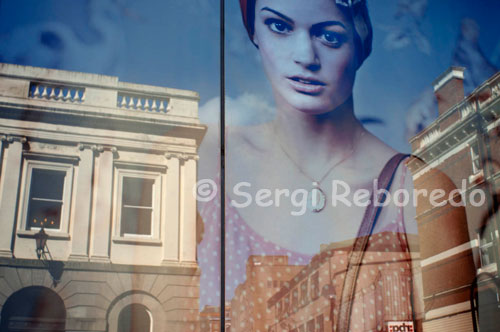 Reflexiones en una ventana de una de las tiendas en el centro de Belfast. Centro de Belfast ofrece una mezcla saludable de los nombres de la calle principal y salidas de una sola vez. Las principales zonas comerciales son Donegall Place y la Avenida Real frente al Ayuntamiento, Cornmarket fuera de la avenida Real y, hacia el sur, el Lisburn Road. Donegall Place, avenida Real y Cornmarket son las principales calles de nombres conocidos como Marks & Spencer, Botas, Siguiente y WH Smith. Cornmarket y sus calles radiales tienen una selección de marcas muy conocidas (River Island, Contacto en Francia, :) Hábitat y las opciones de bajo presupuesto, sobre todo a lo largo de Ann Street. Mayor centro de Belfast es el centro comercial Castlecourt en la avenida Real. Si usted quiere explorar pequeños puntos de venta del centro de la ciudad y tiendas de artesanía, echa un vistazo a Arcade Donegall, Spires Mall, el Centro de Foutain y el camino de Dublín. Arcade de la Reina alberga varias tiendas de joyería fina. Botanic Avenue y el Barrio de la Catedral está explorando la pena para la ropa de estilo estudiantil y accesorios. Lisburn Road, también conocido como Bond Street, Belfast o en la Milla de Diamante, es donde pasa la ciudad jet set de su plástico. Tiene una gran variedad de boutiques de diseñadores de interiores, salas de exposición, galerías de arte y tiendas especializadas.