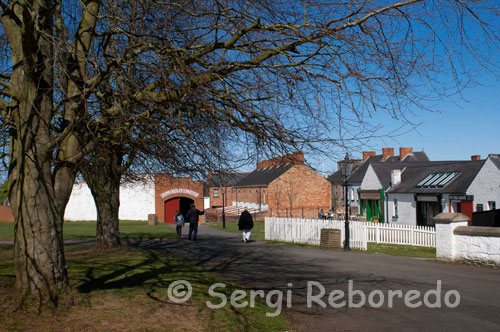 Ulster Folk & museo del transporte. Ballycultra edificios de la ciudad. Picture House. En los largos días antes de fotocopiadoras e impresoras digitales, muchas ciudades del Ulster tenía una impresora por encargo. Su trabajo consistía en atender a las necesidades de impresión de las instituciones locales, empresas, políticos, miembros del clero y el gobierno local. Se imprime de todo, desde billheads, los sumarios y las etiquetas para las empresas a folletos y carteles para las iglesias y las organizaciones sociales. En las grandes ciudades, donde el volumen de material impreso fue mayor, las impresoras de ejecución de obra siempre impresos anuncios de información para la policía, y en algunos pueblos un periódico semanal prevista trabajo regular para la impresora. A finales del siglo 19, las impresoras fueron también el suministro de cantidades considerables de material publicitario para los ferrocarriles, como los anuncios de excursiones especiales y horarios (se acercan al hacer clic en las imágenes). En una época antes de la radio y la televisión, los periódicos proporcionan la única fuente de noticias y la información puesta al día. Así que parte de la planta superior de la imprenta del museo se presenta como una sala de lectura de periódicos, una vez que una característica común de las ciudades del Ulster a fines del 19 y principios de siglo 20. Mediante el pago de una suscripción anual, la gente tenía acceso a la principal de Londres, Dublín, Belfast y los periódicos locales.