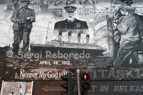 Titanic Mural, Dee Street, Belfast Aquest mural es troba a la cantonada de Netwownards Road i el carrer Dee. Dee va portar al carrer la drassana de Harland and Wolff, on RMS Titanic (i molts altres vaixells) van ser construïts - molts dels treballadors de les drassanes que vivien en aquesta àrea s'han caminat amunt i avall del carrer Dee en el seu camí cap a i des del treball. La part inferior dreta es llegeix l'escriptura, "Aquest mural està respectuosament dedicat als homes, dones i nens que van perdre la vida a les aigües de l'Atlàntic Nord en la nit del 14 d'abril 1912: per als que van sobreviure - les vides des d'aquella nit van ser canviar per sempre i per a aquells que van construir el Titanic "no ens oblidem d'ells" "l'escriptura botton laft (per sota de la bandera blanca de l'estrella) escriu: RMS Titanic seu nom és anunciat públicament abril de 1908. Designació comença a març 1909 El 31 de maig de 1911, el Titanic es va posar en marxa aquí a Belfast 10 abril 1912 Va sortir de Southampton a Nova York 14 abril 1912 El desastre va colpejar a l'oceà l'Atlàntic Nord, 1523 persones van morir en el desastre, 705 passatgers i la tripulació va sobreviure.