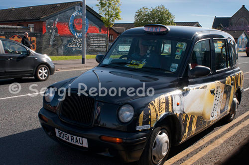 Belfast Black Taxi Tours. Usted ha llegado al mundo Tours famosos taxis negros de Belfast. Siendo las visitas oficiales de taxi negro le da la confianza de que su visita a nuestra ciudad va a ser divertido, amable, educativo, relación calidad-precio e impredecible! Nuestros guías locales adaptará su gira, que le da la opción de dónde le gustaría a la mayoría de visitar y por supuesto va a proporcionar comentarios con historias locales y el ingenio. Comience su recorrido en el centro de la ciudad, y luego moverse a través de los Astilleros y ver dónde el HMS Titanic fue construido y puesto en marcha a partir. Ver los distritos políticos que han soportado el peso de los conflictos en los últimos treinta años antes de ver el barrio universitario y elegante barrio de los Museos. Termina su viaje con un gran plato de estofado irlandés y la pinta de Guinness en todas partes para lavar todo abajo. También estamos encantados de organizar excursiones a la costa norte de Antrim se puede explorar la Calzada de los Gigantes, Castillo de Dunluce, el Puente de cuerda de Carrick-a-Rede y la destilería de Bushmills. Contacte con nosotros para más detalles.