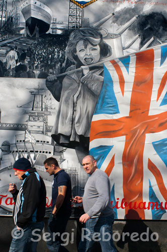 HMS "Belfast" mural, de Belfast. Un mural, a l'extrem Newtownards Road de la torre del carrer, en commemoració de la construcció del HMS "Belfast" Enllaç per Harland & Wolff. Mural republicana de l'HMS Belfast. Vist a l'est de Belfast. HMS Belfast. HMS Belfast li mostra el que era viure i treballar a bord d'un vaixell de guerra. Explora 09:00 cobertes d'història de la navegació increïble on els mariners es van afanyar un cop amunt i avall de les escales, i escoltar les seves històries de batalles de la Segona Guerra Mundial i més enllà - els combois en les condicions àrtiques gelades, el bombardeig de les defenses alemanyes en el Dia d i els 404 dies va passar les aigües de patrullatge durant la Guerra de Corea. L'experiència de torreta et submergeix enmig d'una batalla durant la Segona Guerra Mundial, mentre que la Sala d'Operacions interactiu que posa en el lloc del capità com el control d'una flota de vaixells cap al nord de Borneo. També pot esbrinar el que era viure com a part de la comunitat d'un vaixell, menjar, dormir i socialitzar junts en messdecks amuntegament. A sota, a les entranyes de la nau, imagina el que era treballar entre el soroll i la ferocitat dels funcionaments interns de la nau.