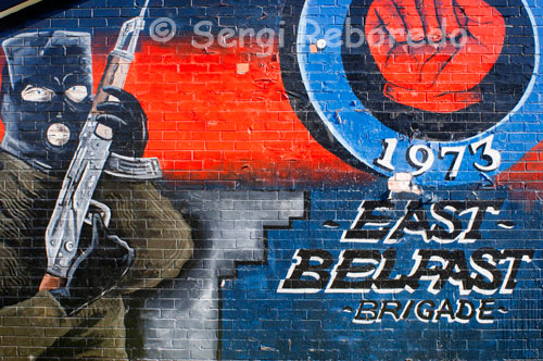 East Belfast Brigada. Un dels murals unionistes a la part inferior de la Newtownards Road a l'est de Belfast, Irlanda del Nord. U.F.F. Mural, aquest de Belfast "Durant el temps que cent de nosaltres romanem vius que mai ho faré de tota manera consentiment per sotmetre als irlandesos per la seva no per a la glòria, l'honor o riqueses, sinó que lluitem per la llibertat sol, que ningú perd sinó amb la seva vida. UDA / UFF "