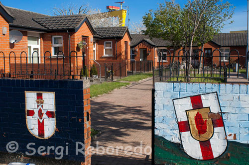 Sandy Row és un protestant de la classe treballadora de la comunitat al sud de Belfast, Irlanda del Nord. Té una població d'uns 3.000. [Cita requerida] És una zona incondicionalment lleial de Belfast, que és un tradicional centre d'afiliació amb els paramilitars Ulster Defence Association (UDA) i l'Ordre d'Orange. Sandy Row és al sud de Belfast, començant a la vora del centre de la ciutat, prop de l'Hotel Europa. El camí va cap al sud des del Pont de Boyne (abans del pont d'aigua salada) a través de l'antiga línia de ferrocarril de Dublín a l'estació de Great Victoria Street, després creua la carretera de Donegall ia la part inferior de la Lisburn Road. En un extrem de la carretera va ser la famosa fàbrica de tabacs de Murray, que va obrir per primera vegada el 1810, mentre que en l'altre és una sala gran de color taronja.