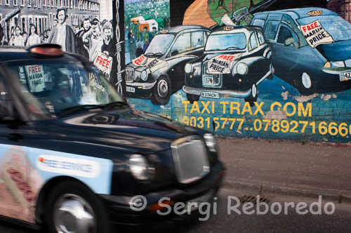 Per £ 25 et 90 minuts o més visitant alguns dels murals més vius i els monuments a l'oest de la ciutat. Vas a fer una parada en murals en la commemoració dels antagonistes de Shankill lleials com McKeag 'Topgun' Hitman Stevie, el Monument al Mur de marca atrocitats al Shankill, i després en cotxe al llarg del "Mur de la Pau" ple de gargots dels visitants anhel de pau-incloent a Bill Clinton.