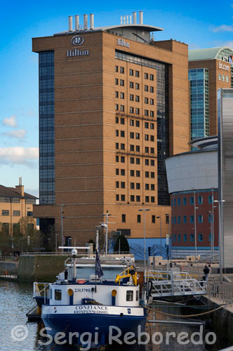 Hotel Hilton ubicado en el río Lagan. Relájese en el hotel Hilton Belfast con una ubicación idílica a orillas del río Lagan, a pie del centro de la ciudad ya sólo diez minutos a dos minutos en coche del aeropuerto de Belfast. Las instalaciones amplias y una gran ubicación hacen de este hotel de Belfast el alojamiento perfecto para visitar la ciudad capital. Aproveche el centro de negocios abierto las 24 horas y Wi-Fi en las zonas públicas. Organizar una reunión con capacidad para 450 asistentes en uno de los nueve salas de reuniones. Para facilitar las reuniones, el hotel está equipado con alquiler de equipos de audio / visual, impresora y servicio de secretariado, entre otras comodidades. Trabaja en el Centro de LivingWell Gimnasio equipado con equipos de calidad cardiovascular alto, abierta 24 horas al día, siete días a la semana. Escuchar jazz suave mientras se toma un delicioso cóctel y de ser atraídos por el menú de pastoreo todo el día en el bar Cables. Disfrute de las vistas del río, que ofrece comida clásica británica e irlandesa en el restaurante Sonoma. Relájese en una de las 198 habitaciones de estilo contemporáneo con acceso a Internet de alta velocidad, espacio de trabajo y todas las comodidades modernas. Recuperar en una habitación de ejecutivo moderno con unas vistas impresionantes de la ciudad y el campo o elija una suite de esquina con vistas al histórico astillero de Harland y Wolff, donde se construyó el Titanic, más espacio y comodidades de primera calidad. Los huéspedes que se alojen en las suites, habitaciones ejecutivas y de lujo y disfrutar de acceso exclusivo a la sala de estar ejecutiva, desayuno continental antes de la cena bebidas y canapés, WiFi y un área de registro y salida privado.