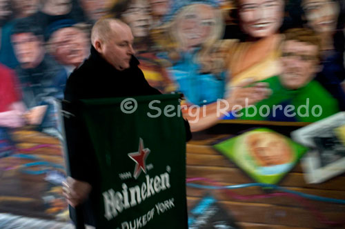 Un carreró plena de pubs anomenada Tribunal de Comerç, situat entre el turó de Sant Donegall i igual que el cavall negre. El Dark Horse, en realitat és un cavall negre en el qual no sembla ser molt des de l'exterior, però a l'interior, és genial! M'encanta la forma a Belfast té tants peculiars negocis petits independents i aquest lloc és sens dubte una altra freda per afegir a la llista. És un lloc humil, davant de El Duc de York, pel carreró. Vostè sap que l'un! He caminat més enllà d'aquest lloc les càrregues de vegades i només ho vaig prendre com un bar però en realitat és una casa de cafè. I és una molt relaxant en això. Té un munt d'encant tradicional i un ambient real de chill out. El lloc una mica que es podia llegir el diari en el de principi a fi en pau, bella! No com la majoria de les botigues de cafè Chainstore on lluiten per escoltar els seus propis pensaments sobre la música i els nens cridant. Tenen un temps aquí, el recomano.