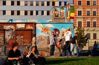 Alemania, Berlín. Una tarde de relax en el césped de la East Side Gallery, junto al río Spree. La East Side Gallery es un monumento internacional por la libertad. Se trata de una sección de 1,3 kilometros de largo del muro de Berlín, situado cerca del centro de Berlín, en Mühlenstraße en Friedrichshain. La frontera actual en este punto era el río Spree. La galería está ubicada en el llamado "mauer hinterland", que cerró la frontera a Berlín Oriental. La Galería consta de 105 pinturas de artistas de todo el mundo, pintado en 1990 en el lado este del Muro de Berlín. La East Side Gallery fue fundada tras la fusión exitosa de asociaciones VBK los dos artistas alemanes y BBK. Los miembros fundadores fueron la speche de la Asociación Federal de Artistas BBK Bodo Sperling, Barbara Greul Aschanta, Jörg Kubitzki y David Monti.