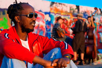 Músicos. Músicos callejeros por el Muro en Mauerpark de Berlín en la noche la luz de Alemania. Mauerpark es un parque lineal pública en el distrito de Prenzlauer Berg de Berlín. El nombre se traduce como "parque de la pared", en referencia a su condición de ex parte del muro de Berlín y su franja de la muerte. El parque está situado en la frontera de Prenzlauer Berg y el distrito Gesundbrunnen del antiguo Berlín Occidental. En los siglos 19 y 20, la zona de Parque del Muro sirvió de sede del antiguo Nordbahnhof ("estación del Norte"), el término meridional de la prusiana Ferrocarril del Norte abrió sus puertas en 1877/78, que conecta Berlín con la ciudad de Stralsund y el Mar Báltico.