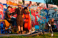 Músicos callejeros por el Muro en Mauerpark de Berlín en la noche la luz de Alemania. Mauerpark es un parque lineal pública en el distrito de Prenzlauer Berg de Berlín. El nombre se traduce como "parque de la pared", en referencia a su condición de ex parte del muro de Berlín y su franja de la muerte. El parque está situado en la frontera de Prenzlauer Berg y el distrito Gesundbrunnen del antiguo Berlín Occidental. En los siglos 19 y 20, la zona de Parque del Muro sirvió de sede del antiguo Nordbahnhof ("estación del Norte"), el término meridional de la prusiana Ferrocarril del Norte abrió sus puertas en 1877/78, que conecta Berlín con la ciudad de Stralsund y el Mar Báltico.