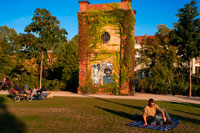 Prenzlauerberg Districte, jardí al voltant de l'antiga Wasserturm, 1873 maons torre d'aigua convertida en un apartament. Wasserturm. Watertower a Berlín (Alemanya), va ser construït el 1877 i és el símbol de Prenzlauer Berg. El Wasserturm Prenzlauer Berg és la torre d'aigua més antic de Berlín, acabat en 1877 i va funcionar fins a 1952.