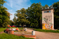 Museum der Verbotenen Kunst, Berlín, Alemania. En 1990 un grupo de jóvenes artistas creó el Museo de las artes prohibidas. Esta es una vieja torre de vigilancia fronteriza, lo que los alemanes llaman Grenzwachturm crea en la franja de la muerte, en la parte de la pared que separaba el barrio occidental de Kreuzberg. Dentro de esta torre, varios artistas censurados por la RDA exhiben sus obras de arte.