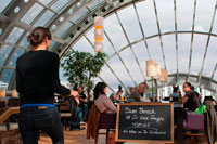 Berlín. Alemania, Gente en un restaurante en el centro comercial de lujo KaDeWe de Berlín Alemania. Grandes almacenes más famosos de la marca de Berlín, KaDeWe (Kaufhaus des Westens) - o grandes almacenes de Occidente. Es el paraíso comercial de Berlín, una de las favoritas, fácil de lugar tan emblemático en Wittenberg Platz. Con 60.000 metros cuadrados, el equivalente a nueve campos de fútbol, ??380 000 artículos, 40 000 visitantes al día, este es el legendario almacén más grande en el continente. Los grandes almacenes, propiedad del empresario minorista judío Adolf Jandorf, abrió por primera vez en Wittenberg Platz en 1907 con una superficie de venta al público de 24.000 metros cuadrados.