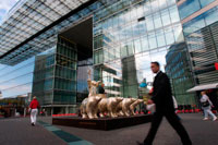 Berlín. Alemania. Oro Buddy Bear Cuadriga en el patio del centro comercial Neues Kranzler Eck, Kurfuerstendamm City West, Charlottenburg. 5 Golden Berlin Bear with Carro romano contra el frente de cristal, nuevo Kranzlereck, Berlín. Alemania. Berlin ganó una nueva atracción. Este año se cumple el décimo aniversario de Neues Kranzler Eck justo al lado de la avenida Kurfürstendamm. Revelando el Buddy Bear Cuadriga fue el más destacado en el lanzamiento de las festividades. El alcalde gobernador de Berlín, Klaus Wowereit, asistió al evento: "Me gustaría dar la bienvenida a la Buddy Bear Quadriga en el City West. [...]