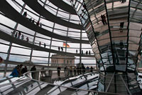 Berlín. Alemanya. Mirall de con a l'interior del Dom de Reichstag, al parlament alemany (Reichstag), Berlín. L'actual cúpula del Reichstag és una cúpula de vidre emblemàtic construït a la part superior de l'edifici reconstruït de Reichstag a Berlín. Va ser dissenyat per l'arquitecte Norman Foster i construït per simbolitzar la reunificació d'Alemanya. L'aspecte distintiu de la cúpula s'ha convertit en un emblema de la ciutat de Berlín. La cúpula del Reichstag és una gran cúpula de vidre amb una vista de 360 graus del paisatge urbà de Berlín circumdant. La càmera de debats del Bundestag, el Parlament alemany, es pot veure més avall.