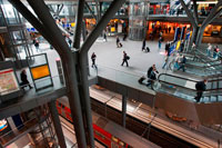 Alemanya, Berlín, la nova Berlín, Hauptbahnhof (Berliner Hauptbahnhof) estació de tren. Berlin Hauptbahnhof ("estació principal de Berlín", de vegades traduït com l'estació central de Berlín [2] [3] [4] [5] [6] [7]) és l'estació de tren principal a Berlín, Alemanya. [8] [9] Va entrar en ple funcionament dos dies després d'una cerimònia d'obertura el 26 de maig de 2006. es troba en el lloc de la històrica Lehrter Bahnhof, i fins que es va obrir com una estació de la línia principal, que era una parada al tren de rodalies de Berlín S-Bahn nomenat temporalment Berlin Hauptbahnhof-Lehrter Bahnhof. L'estació és operada per DB Station & Service, subsidiària de Deutsche Bahn AG, i es classificarà en la categoria 1 de l'estació, un vint a Alemanya i quatre a Berlín, sent els altres Berlin Gesundbrunnen, Berlín Südkreuz i Berlín Ostbahnhof.