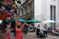 Berlín. Alemania. Potsdamerplatz. Entrada Haus Huth 1879 en la Daimler Benz nuevo barrio. Squaters haciendo unos globos de jabón. Haus Huth, 5 Alte Potsdamer Strasse, fue construido para la familia Huth en 1912, por los arquitectos Conrad Heidenreich y Paul Michel. Es el único edificio alemán imperial en Potsdamer Platz que han sobrevivido a la guerra y la pared en gran parte intacto. La familia quería almacenar el vino en las plantas segunda y tercera, y así los arquitectos recomienda una estructura de esqueleto de acero que se adelantó a su tiempo. Es por esto que el edificio sobrevivió a los ataques aéreos.